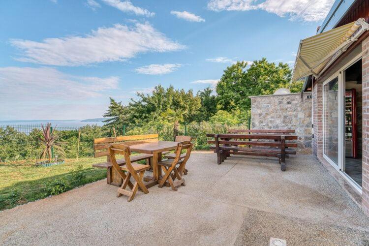 Apartments Nika With Swimming Pool And Beautiful Sea View Dobreć Exterior foto